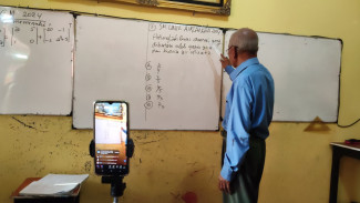 Kisah Mbah Melan Ngajar Matematika via TikTok, Muridnya Sukses Tembus UGM