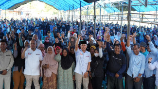 Temui Emak-emak di Kolaka Timur, ASR Perkenalkan Program 'MANTU'