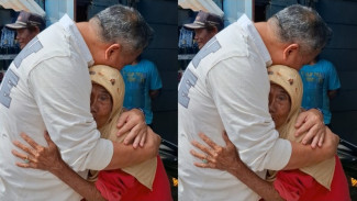 Momen Seorang Nenek Peluk Ahmad Ali di Pasar Salakan, Doakan Jadi Gubernur