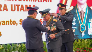 Kapolri Anugerahkan Bintang Bhayangkara Utama ke Panglima dan 3 Kepala Staf TNI