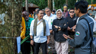 Menhut Raja Antoni Lepasliarkan Satwa Dilindungi dan Beri 12 SK Perhutanan Sosial di Sorong