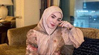 Shella Saukia Dikecam Netizen Karena Diduga Membiayai Umrah Isa Zega