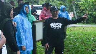 Kunjungi BOSF, Menhut Raja Antoni Dukung Upaya Pelestarian Orang Utan-Beruang Madu di Kaltim
