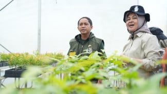 Menhut Raja Antoni Bagikan 1.250 Bibit ke Warga di Persemaian Mentawir Kaltim