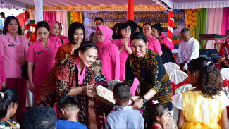 Rayakan Hari Natal Bersama Anak-anak Penyintas Lewotobi, Istri Kapolri Berikan Kado Spesial