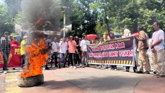 Ricuh! Massa Aksi di PTUN Bakar Ban dan Lempari Aparat, Desak Hakim Tolak Gugatan PT SKB