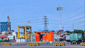 Pelindo Solusi Logistik Dukung Alat Pemindai Kontainer di Pelabuhan Tanjung Perak Surabaya