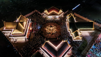 Puja Waisak Thudong 2025: 38 Bhikkhu Thailand Tebar Cinta Kasih di Si Mian Fo Riverwalk Island