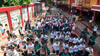 Hari Buku Nasional: Dongeng Profesi Sektor Pelabuhan untuk Anak di Sekolah Pulau