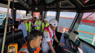 Bersama Gibran, Sultan Tinjau Langsung Proses Pengerukan Pelabuhan Pulau Baai Bengkulu