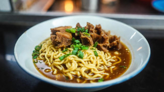 Resep Mie Kocok Bandung Topping Kikil Empuk yang Rasanya Juara Banget