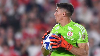 Sergio Rochet Kritik Sikap Arogan Emi Martinez Meski Akui Sang Kiper Argentina Fenomenal