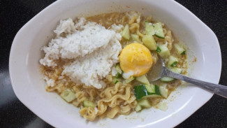 Makan Mi Instan Pakai Nasi, Apa yang Terjadi pada Tubuh?