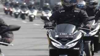 Viral Pemotor Ngamuk Minta Jalan saat Rombongan Mobil Pejabat Melintas