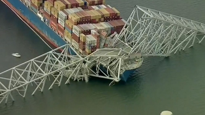 Jembatan Francis Scott Key, di kota Baltimore, AS ditabrak kapal kargo