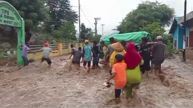 Warga Terjang Derasnya Banjir saat Menguburkan Jenazah Keluarga