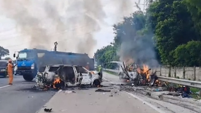 Dua minibus terbakar di KM 58 Tol Cikampek arah Jakarta