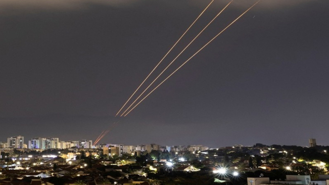 Penampakan rudal Iran ke arah Israel dari atas langit Yordania