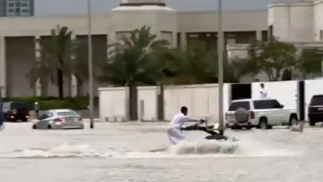 Warga Dubai main jetski saat banjir menggenangi jalan raya