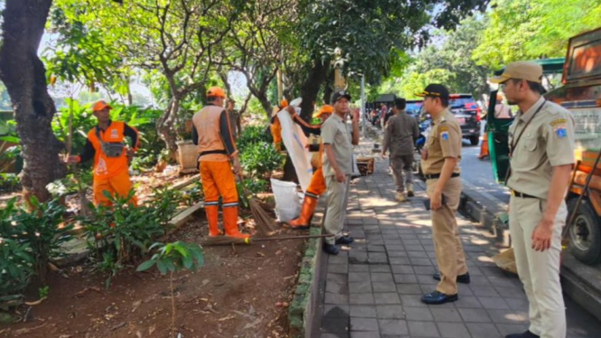 Pemkot Jakarta Barat membersikan RTH di Jalan Tubagus Angke