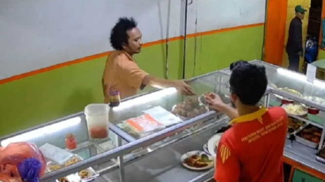 Viral pria kribo yang makan bayar seenaknya di warteg Jakpus