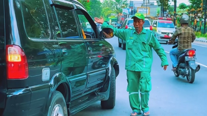 Salamun, tukang parkir di Jombang naik haji
