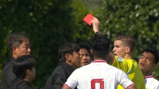 Shin Tae-yong kena kartu merah dalam pertandingan Indonesia vs Guinea