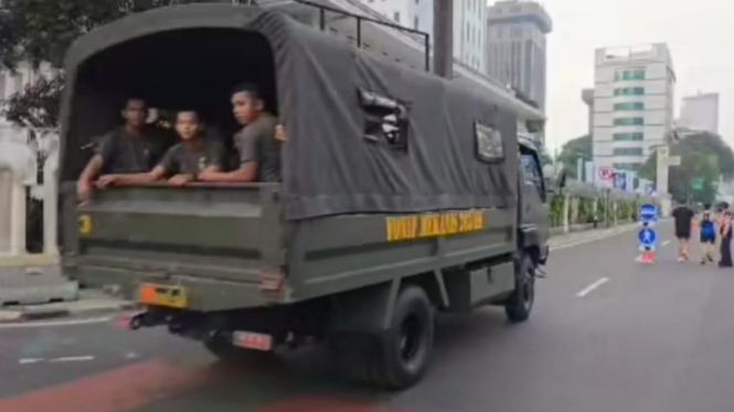 Viral konvoi truk TNI melintasi Jalur CFD Jakarta