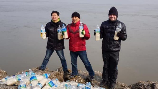 Park Jung-oh (kiri) pembelot Korut kirim beras ke negaranya via botol