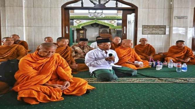 Masjid di Temanggung menjamu puluhan biksu jelang waisak