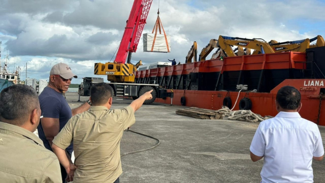 Excavator untuk proyek lumbung pangan nasional tiba di Merauke