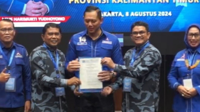 AHY serahkan SK ke pasangan Hamdan-Basir untuk Maju di Pilkada PPU