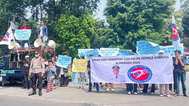 Masa aksi dari KAKI unjuk rasa di depan DPP Demokrat