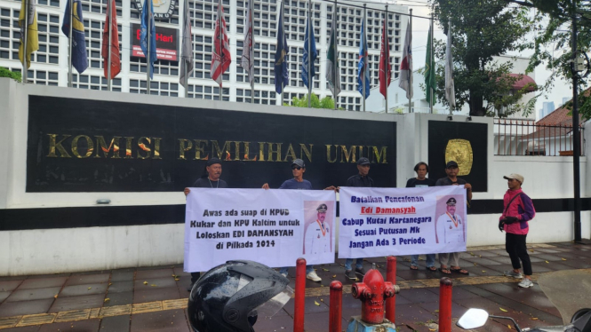 Massa gelar aksi unjuk rasa di depan Gedung KPU RI, Jakarta