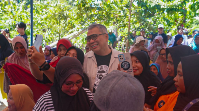 Ahmad Ali bersama warga di Desa Sausu Piore, Parigi, Sulteng