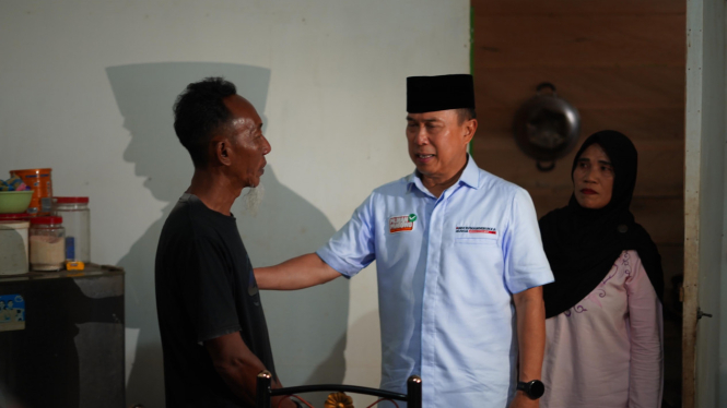 Cagub Sultra, Andi Sumangerukka temui Penerima Bantuan Rumah di Kolaka