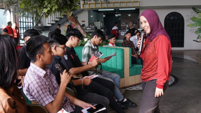 Cawagub Riezky Aprilia temui anak muda di Koppi Warehouse, Palembang