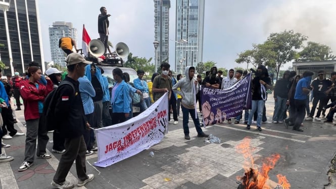 Kelompok mahasiswa berunjuk rasa di depan Kemendikbud RI