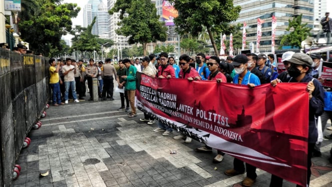 Mahasiswa dari AMPK demo di depan Kemendikbudristek