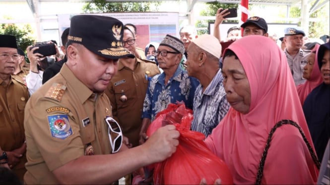 Gubernur Sugianto Sabran bagikan sembako ke warga