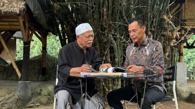 Jaro Ade bersama Abah H. Jatnika Nanggamihardja