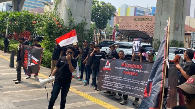 Mujaddid Ampera gelar aksi di depan gedung PLN