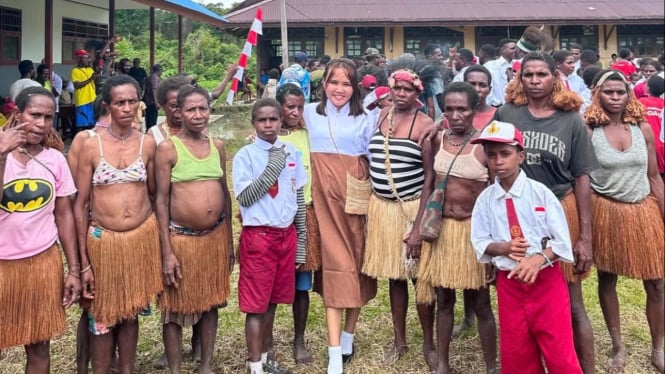 Suster Wike Afrilia Pasang bersama warga di Papua