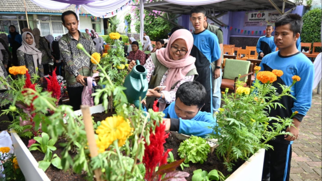 Pelatihan budidaya tanaman sayuran di SLB G YBMU