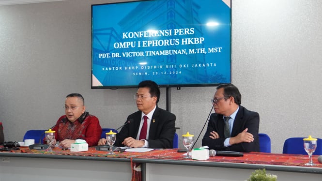 Trimedya Panjaitan dan Pdt Victor dalam konferensi pers