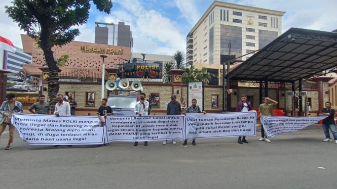 Lingkar Mahasiswa Pemuda Pelopor Demo di Mabes Polri