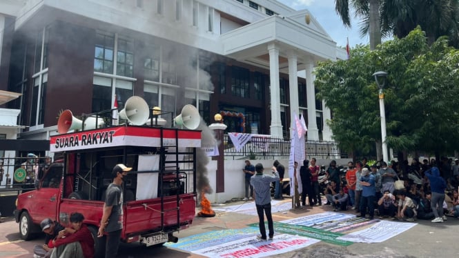 Massa Demo dan Bakar Ban di PTUN Jakarta