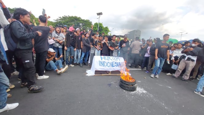 Demo bertajuk Aksi Hitam Februari Kelam di Gedung DPR RI