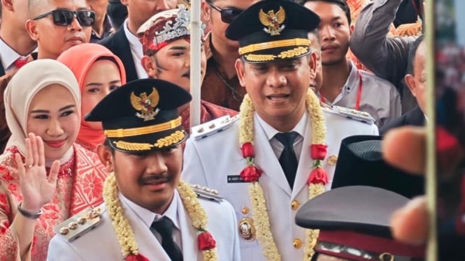 Bupati Bekasi Ade Kuswara dan Wakilnya usai dilantik Presiden Prabowo