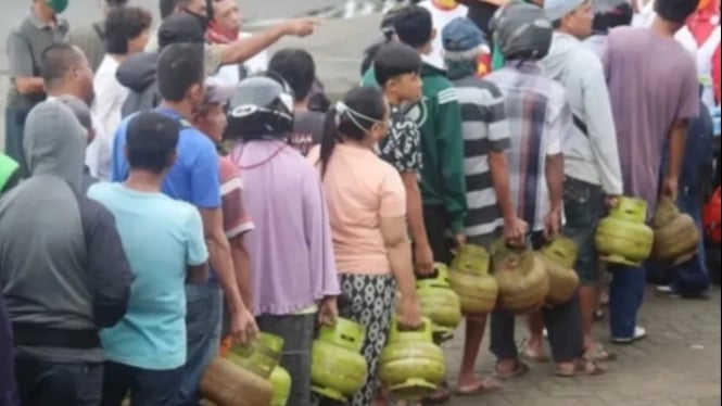 Warga antre untuk mendapatkan gas LPG 3Kg